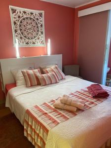 Mazingarbe安妮特之家住宿加早餐旅馆的一间卧室设有一张带红色墙壁的大床
