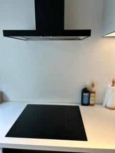 根特Ghent by the water的一个带黑色台面的厨房台面