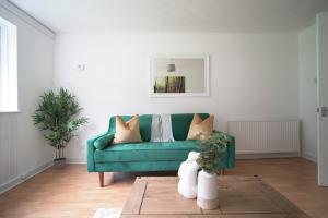 北昆斯费里Queensferry Apartment的客厅配有绿色沙发和地毯。