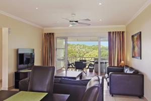 爱德华港Caribbean Estates Holiday Resort的带沙发和电视的客厅