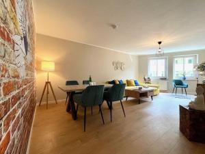 德累斯顿Apartment Uptown im Herzen der Dresdner Neustadt!的客厅配有桌椅和沙发