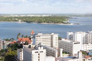 达累斯萨拉姆Four Points by Sheraton Dar es Salaam New Africa的城市和水体的空中景观