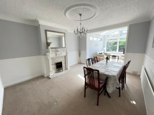 泰恩茅斯Seaview House, Tynemouth - Luxury Family Holiday Home的一间带桌椅和壁炉的用餐室