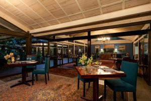 钦查普拉纳旅舍的餐厅内带桌椅的用餐室
