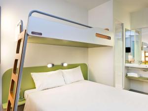 莱比锡莱比锡城宜必思快捷酒店的卧室配有带白色床的双层床