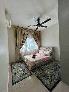 加影Homestay 3R2B Muci Residensi Zamrud, Kajang 2, Bandar Baru Bangi - non smoking homestay的一间卧室配有一张床和吊扇