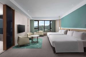 鱼池乡日月潭力丽温德姆温泉酒店的酒店客房设有两张床和电视。