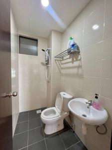 加影Homestay 3R2B Muci Residensi Zamrud, Kajang 2, Bandar Baru Bangi - non smoking homestay的一间带卫生间和水槽的浴室