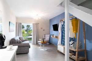 里科索翁Argile Resort & Spa的客厅拥有蓝色的墙壁和沙发