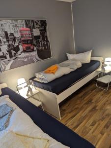 弗伦斯堡Flensburg Zentrum 50的一间卧室,配有一张床和一张巴士的照片