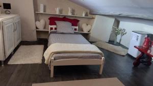 阿普特Côté Terrasse的一间卧室配有一张床和一个梳妆台