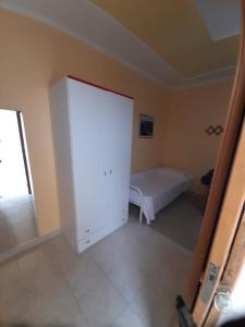 维耶斯泰维拉吉奥马雷卢布公寓式酒店的一间卧室配有床和白色橱柜