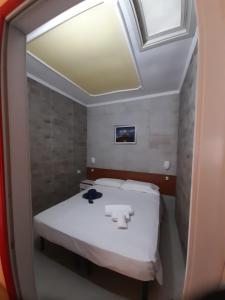 维耶斯泰维拉吉奥马雷卢布公寓式酒店的一间小卧室,配有一张带镜子的床