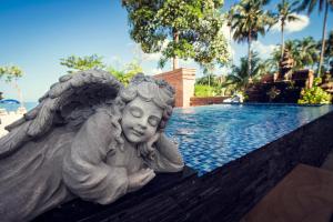 象岛The White Knot Koh Chang的坐在游泳池旁的天使雕像