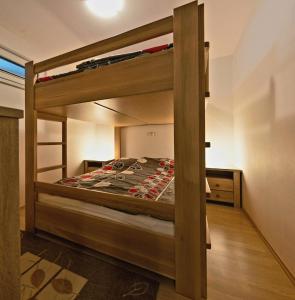 戈雷尼斯卡地区采尔克列Apartma Krvavec的一间卧室配有两张双层床。