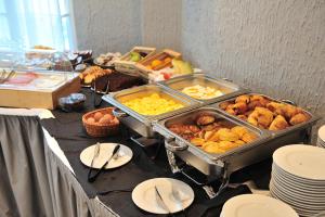 PuntaAnamar Skiathos Hotel的自助餐,餐桌上有许多不同类型的食物