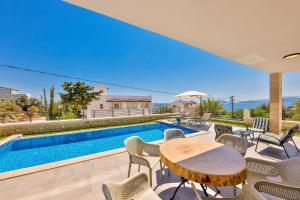 代姆雷Luxury Sea View Villa w Pool By The Sea in Antalya的一座带游泳池和桌椅的房子