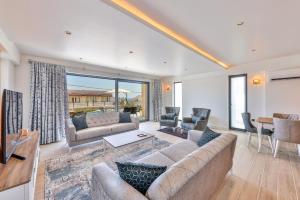 代姆雷Luxury Sea View Villa w Pool By The Sea in Antalya的客厅配有沙发、椅子和桌子