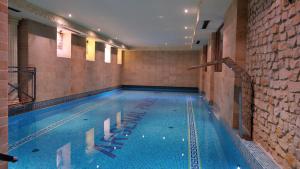 霍茹夫卡托维兹 - 霍茹夫贝拉诺塔钻石酒店的大楼内的大型游泳池
