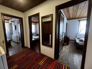 科瓦切维卡Кондеви къщи的带镜子的走廊和浴室