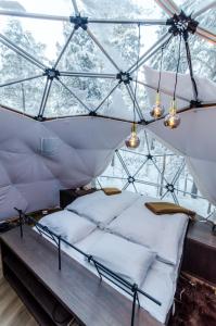 阿尔塔GLØD Aurora Canvas Dome的帐篷内一间卧室,配有一张床