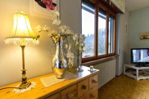  Monvalle Connie's Apartment - Happy Rentals的木桌上的花瓶,带灯