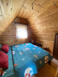 VerušaVikendica Verusa的小木屋内一间卧室,配有一张床