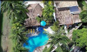 瓜拉久巴Casa das Ondas Guarajuba的享有棕榈树游泳池的顶部景致