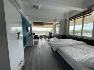 伊斯坦布尔Yalı Beach Houses的卧室配有一张床和一张桌子及椅子