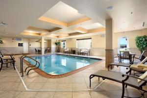Forsyth希尔顿迪凯特赫姆伍德套房酒店 - 福赛斯的酒店大堂的游泳池,配有桌椅