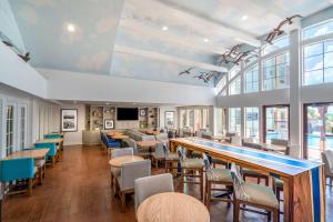 费南迪纳比奇Hampton Inn & Suites Amelia Island-Historic Harbor Front的用餐室设有桌椅和窗户。