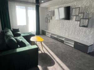 La Mara luxuri apartament的带沙发和电视的客厅