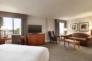 圣路易斯帕克明尼阿波利斯公园双树酒店的酒店客房设有床、沙发和电视。