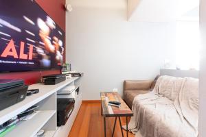 米兰Città Studi Terrace Suite with Jacuzzi - Top Collection的带沙发和平面电视的客厅