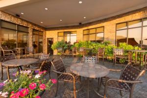 卡特斯维尔卡特斯维尔希尔顿花园旅馆的庭院设有桌椅和鲜花