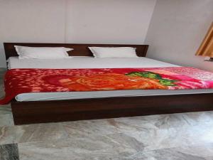 BihtaOYO Hotel K2的床上有红毯