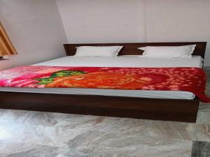 BihtaOYO Hotel K2的床上有红色的被子
