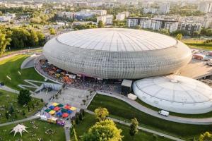 克拉科夫Nowoczesny Apartament Dąbska Arena / Parking的人群聚居的大建筑的顶部景色