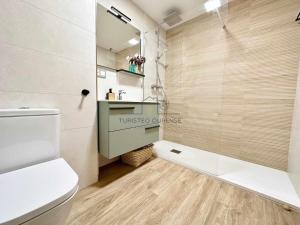 奥伦塞A Estancia das Mercedes的浴室配有卫生间、淋浴和盥洗盆。