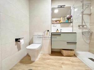 奥伦塞A Estancia das Mercedes的浴室配有卫生间、盥洗盆和淋浴。