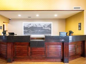 盐湖城盐湖城机场汉普顿套房酒店的酒店大堂设有配备笔记本电脑的前台