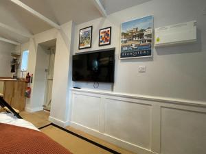 KentMerryfield Lodge的客厅设有壁挂式平面电视。