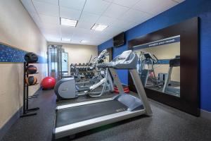 塔斯卡卢萨塔斯卡卢萨大学汉普顿酒店的一个带跑步机和跑步机的健身房