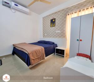 班加罗尔StayMazing Boutique AC Apartments-Manyata,Hebbal-1,2&3 BHKs-30mins to Airport的一间小卧室,配有床和窗户