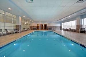 东叙拉古瑟拉丘斯希尔顿合博套房酒店的大楼内一个蓝色的大型游泳池