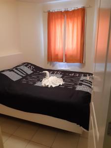 米德尔克尔克Residentie Lumina的一间卧室配有一张带天鹅的床