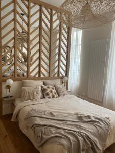 香槟沙隆Le Grenier à Sel的一间卧室设有一张带木墙的大床
