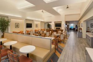拉斯维加斯希尔顿惠庭套房酒店拉斯维加斯机场店的一间带桌椅的餐厅和一间自助餐厅
