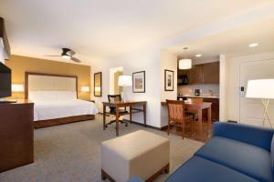 拉斯维加斯希尔顿惠庭套房酒店拉斯维加斯机场店的酒店客房设有床和客厅。