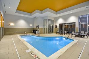 伯明翰伯明翰市中心UAB医院附近希尔顿惠庭套房酒店 的在酒店房间的一个大型游泳池